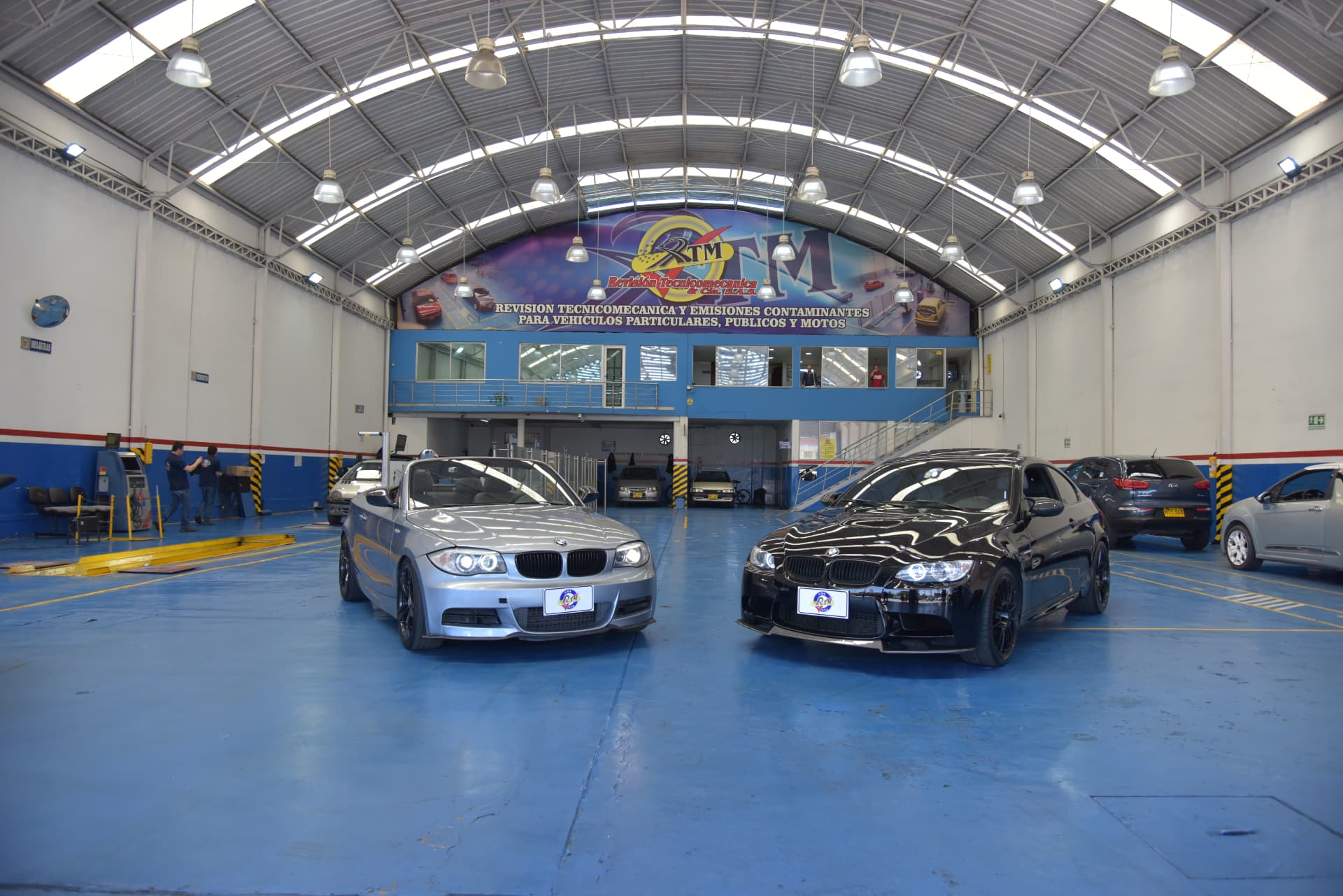 Nave de inspección de Revisión Técnico Mecánica y CÍA S.A.S con vehículos livianos listos para la revisión