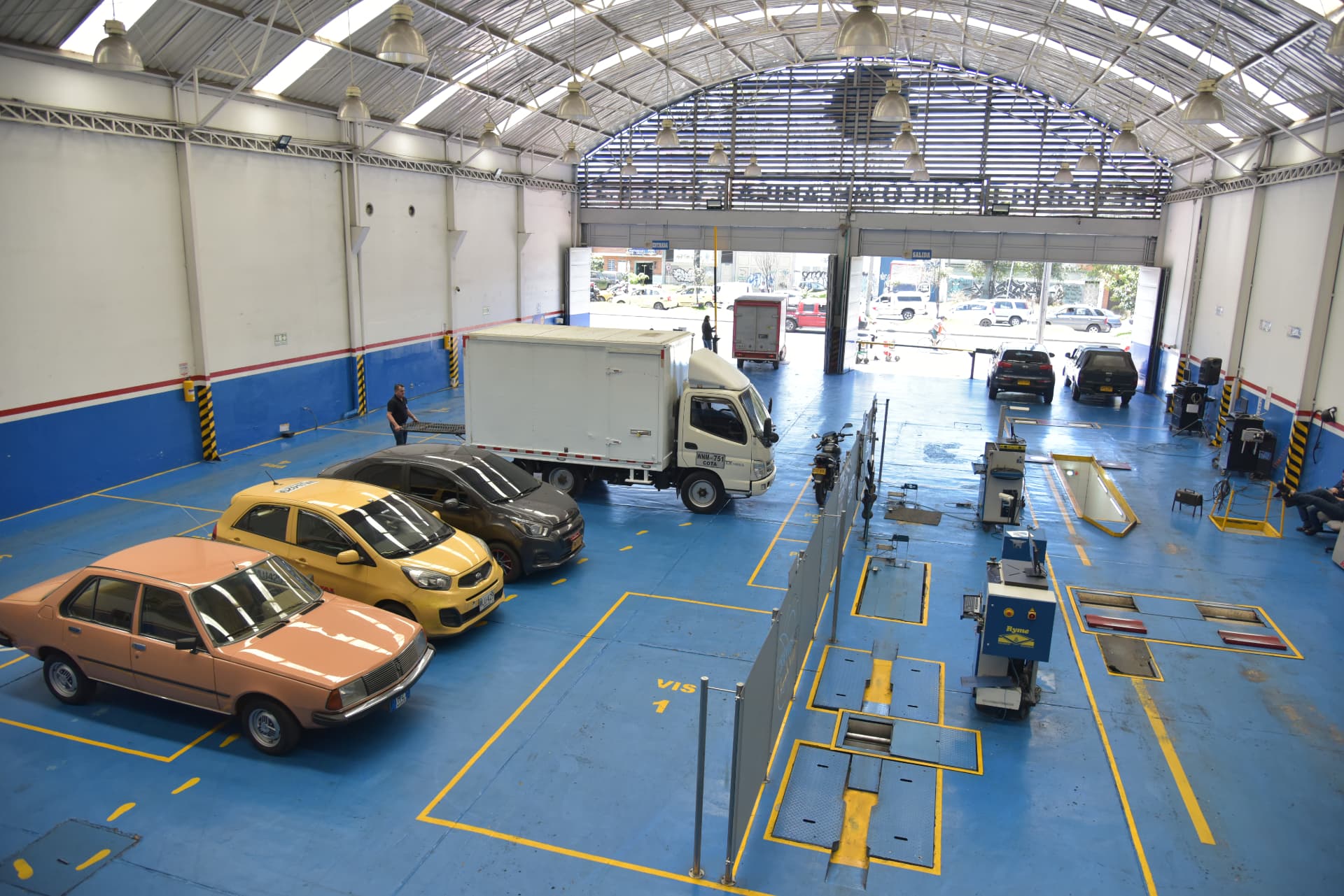 Vista panorámica de las líneas de inspección de Revisión Técnico Mecánica y CÍA S.A.S
